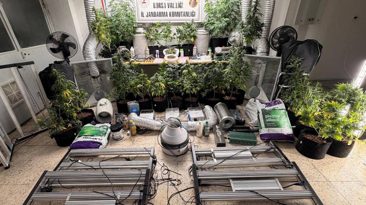 Evini uyuşturucu imalathanesine çevirdi, jandarma operasyonuyla yakalandı