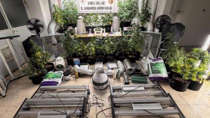 Evini uyuşturucu imalathanesine çevirdi, jandarma operasyonuyla yakalandı