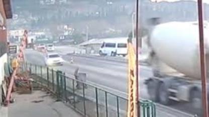 Feci kaza: Motosiklet ve sürücüsü minibüsün altında kaldı