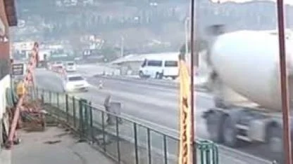 Feci kaza: Motosiklet ve sürücüsü minibüsün altında kaldı