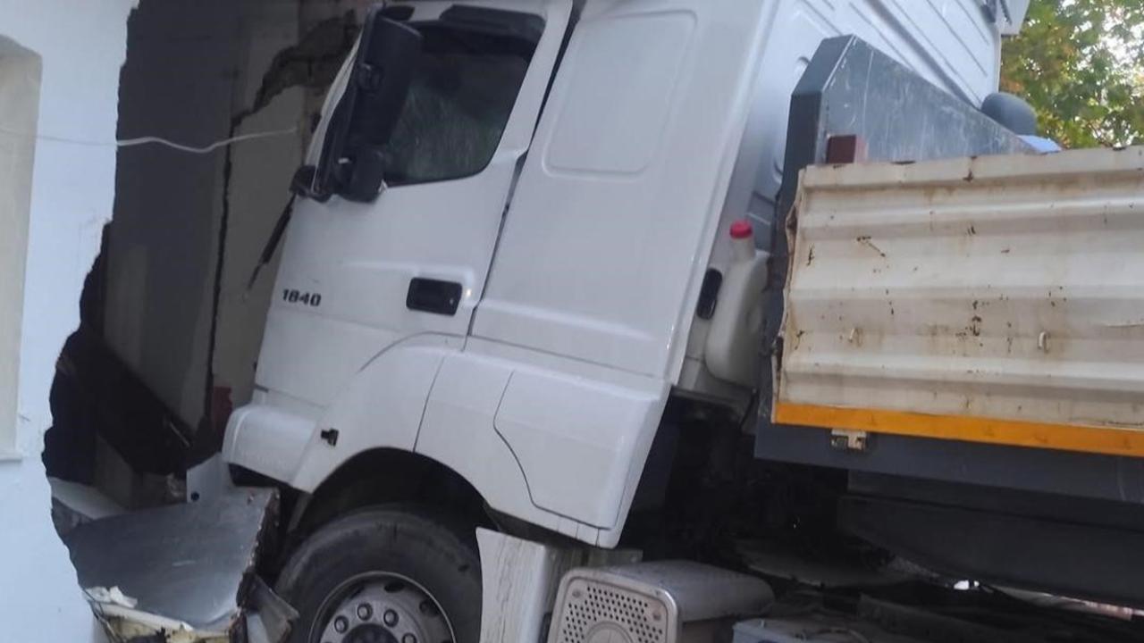 Freni boşalan tır, direk ve otomobile ardından fırına çarptı: 5 keçi telef oldu