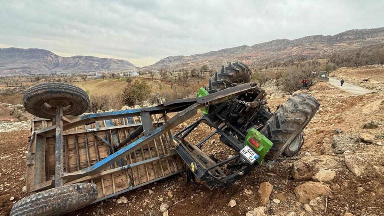 Gabar Dağı’nda traktör devrildi: 13 işçi yaralandı