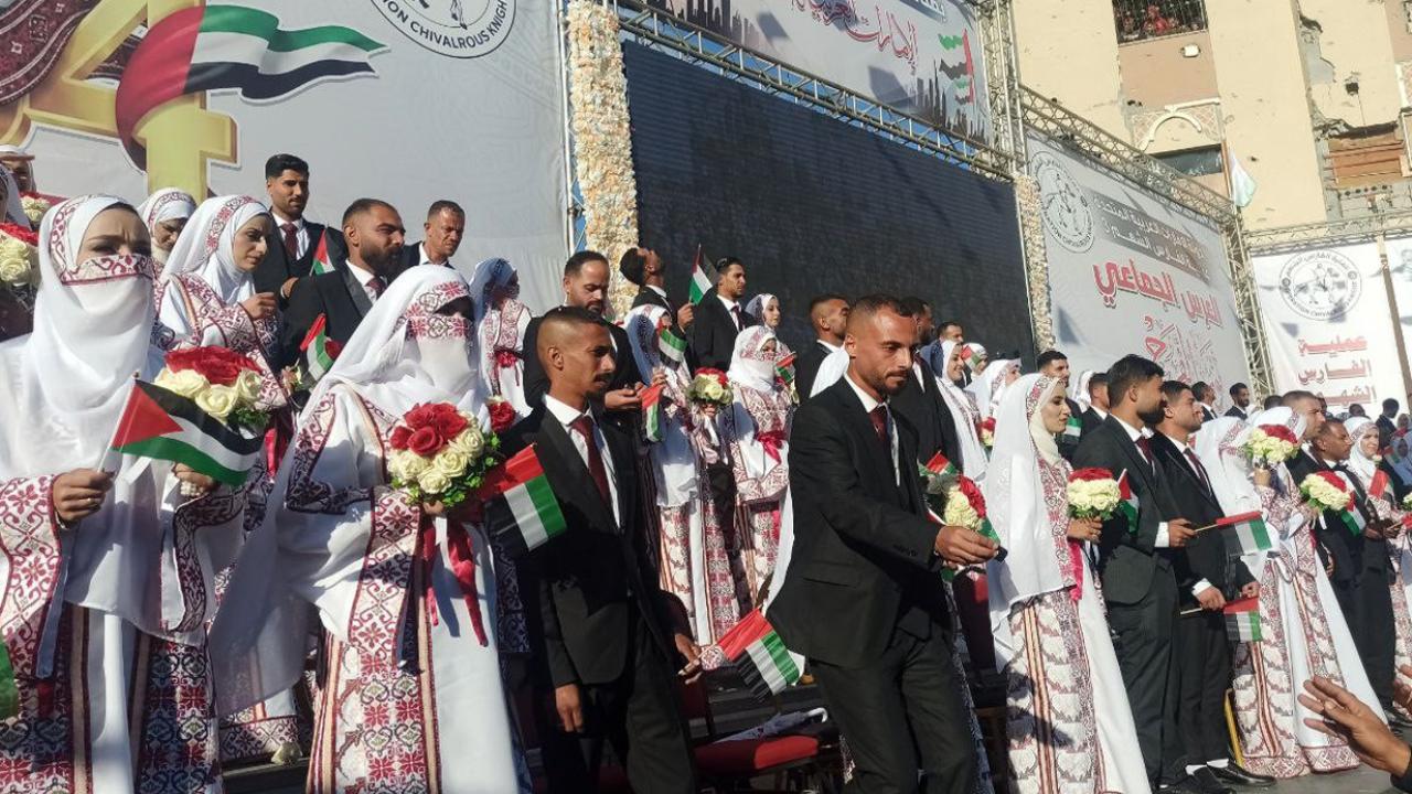 Gazze&#039;de 54 çift savaşın gölgesinde dünya evine girdi