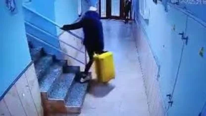 Güllü’nün kızı ve arkadaşının valizlerle kaçmaya çalıştığı anlar kamerada