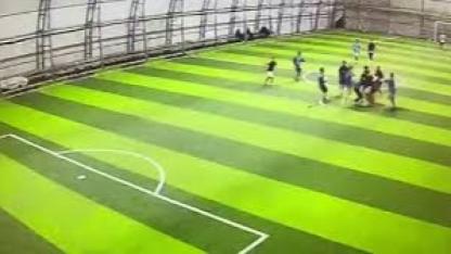 Halı sahadaki tekme tokatlı kavga kameraya yansıdı