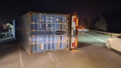 Hatay’da fırtına nedeniyle tırlar devrildi