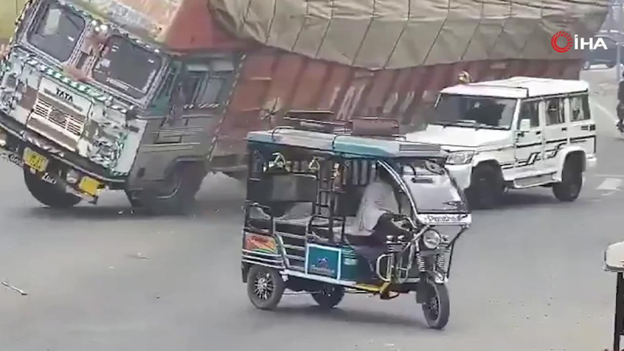 Hindistan'da üzerine kamyon devrilen otomobil kağıt gibi ezildi: 1 ölü