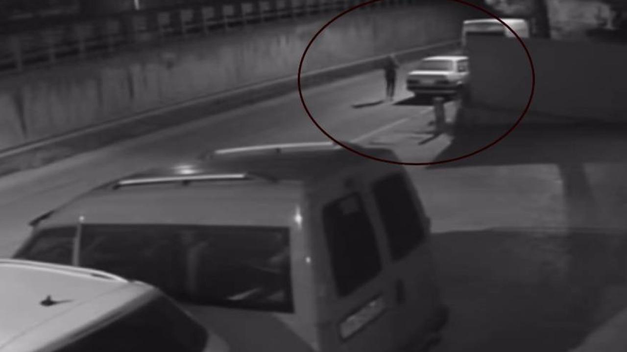 İterek çaldıkları otomobile "kontak" ararken yakalandılar