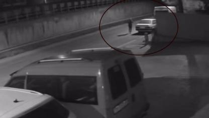 İterek çaldıkları otomobile "kontak" ararken yakalandılar