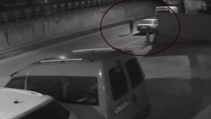 İterek çaldıkları otomobile "kontak" ararken yakalandılar