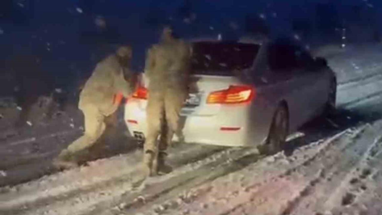 Jandarma ekipleri rampada mahsur kalan araçları tek tek kurtardı