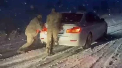Jandarma ekipleri rampada mahsur kalan araçları tek tek kurtardı