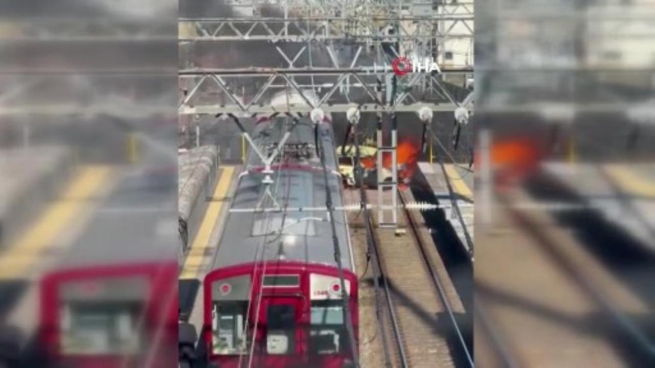 Japonya’da otomobil ile yolcu treni çarpıştı