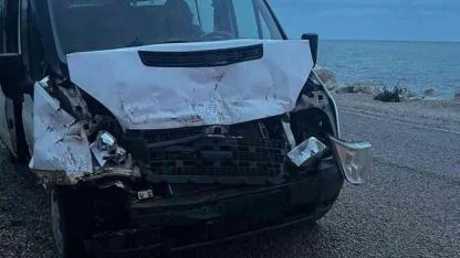 Kamyona çarpan servis aracındaki 3 öğrenci yaralandı