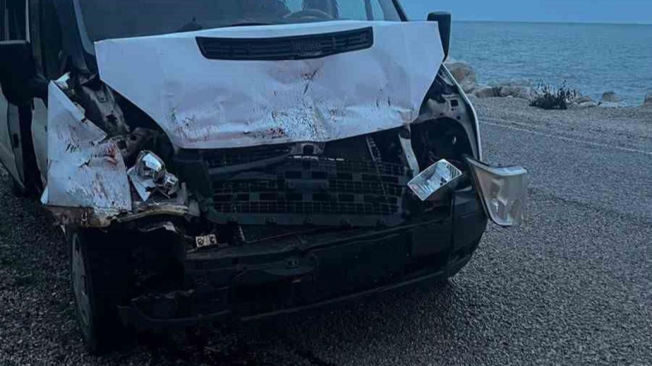 Kamyona çarpan servis aracındaki 3 öğrenci yaralandı