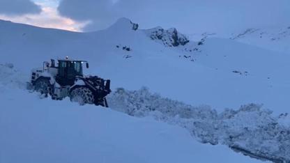 Kapalı yolların açılması için çalışmalar sürüyor