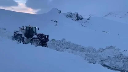 Kapalı yolların açılması için çalışmalar sürüyor