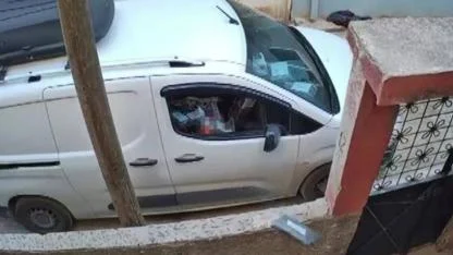 Kargoyu aracından inmeden bahçeye fırlattı