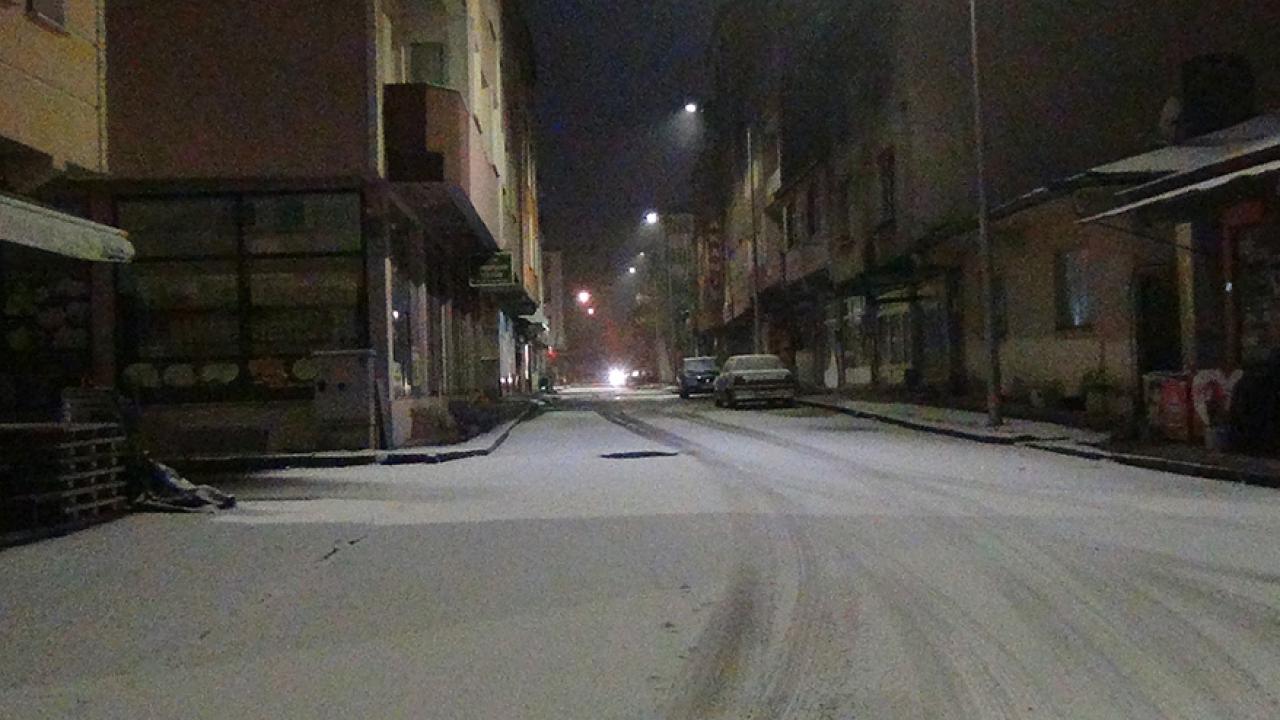 Kars’a mevsimin ilk karı düştü