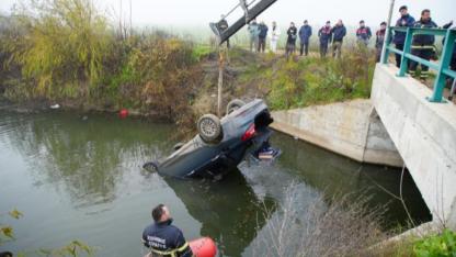 Kazada ölen arkadaşını araçta bırakıp kaçtılar