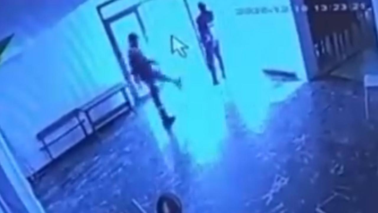 Kediye tekme attı, o anlar kameraya yansıdı