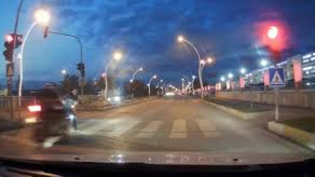 Kırmızı ışık ihlali yapan motosikletli yayaya çarptı, 2 kişi yaralandı