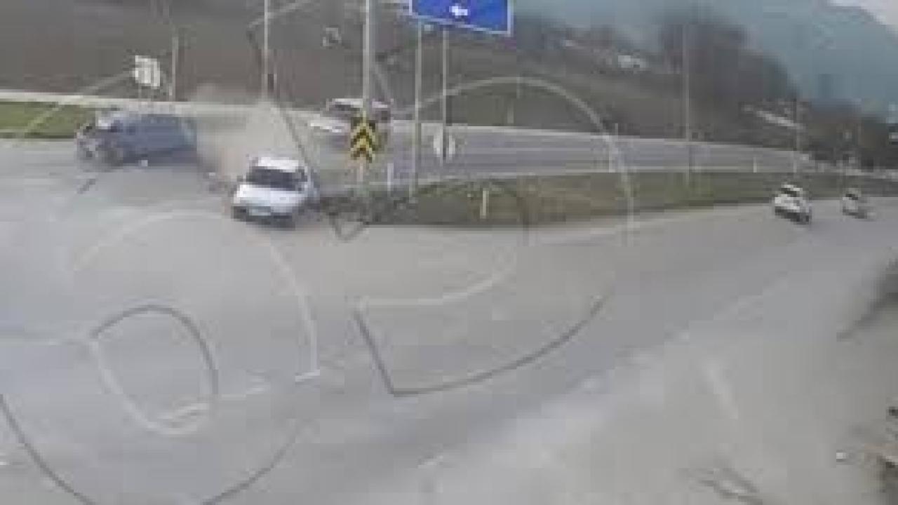 Kırmızı ışıkta bekleyen otomobile arkadan otomobil çarptı