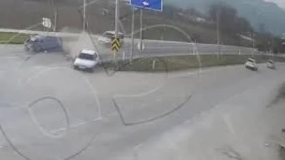 Kırmızı ışıkta bekleyen otomobile arkadan otomobil çarptı