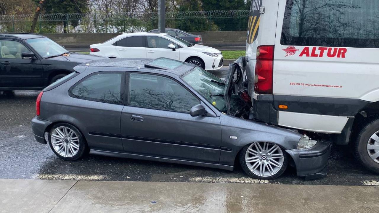 Kontrolden çıkan otomobil servis aracının altına girdi: 1 yaralı