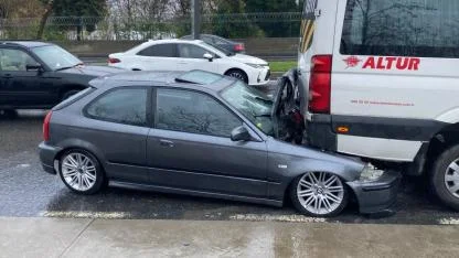 Kontrolden çıkan otomobil servis aracının altına girdi: 1 yaralı