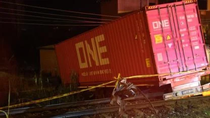 Kontrolden çıkan tırın raylara uçtuğu kazada tren seferleri durduruldu: 1 ölü