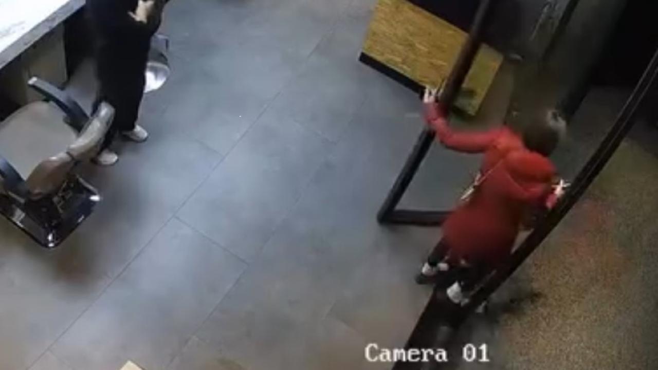 Kuaförde işlem yaptıran kadın ’kartımı arabada unuttum’ bahanesiyle kaçtı