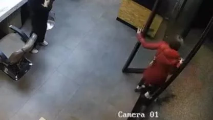 Kuaförde işlem yaptıran kadın ’kartımı arabada unuttum’ bahanesiyle kaçtı