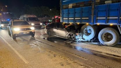 Lüks otomobil kamyona ok gibi saplandı