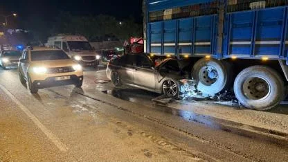 Lüks otomobil kamyona ok gibi saplandı