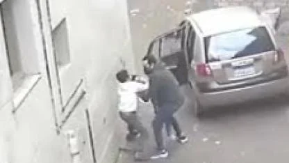 Kuzeninin kaçırılmasını engellemeye çalışan çocuğun direnişi takdir topladı