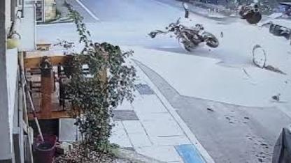 Motosiklet sürücüsünün hayatını kaybettiği feci kaza kamerada