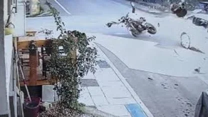 Motosiklet sürücüsünün hayatını kaybettiği feci kaza kamerada