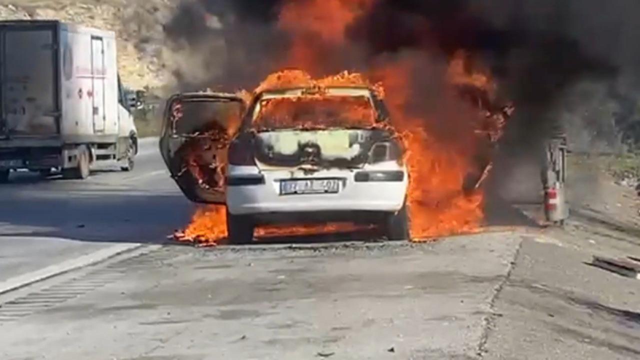 Otomobil alev topuna döndü