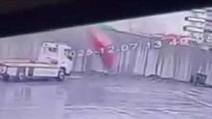 Otomobil köprülü kavşaktan uçtu