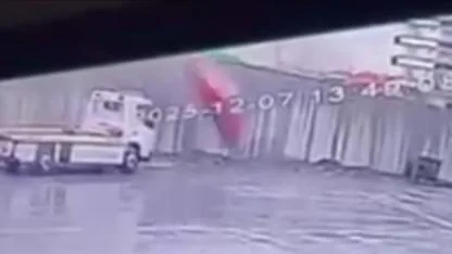 Otomobil köprülü kavşaktan uçtu