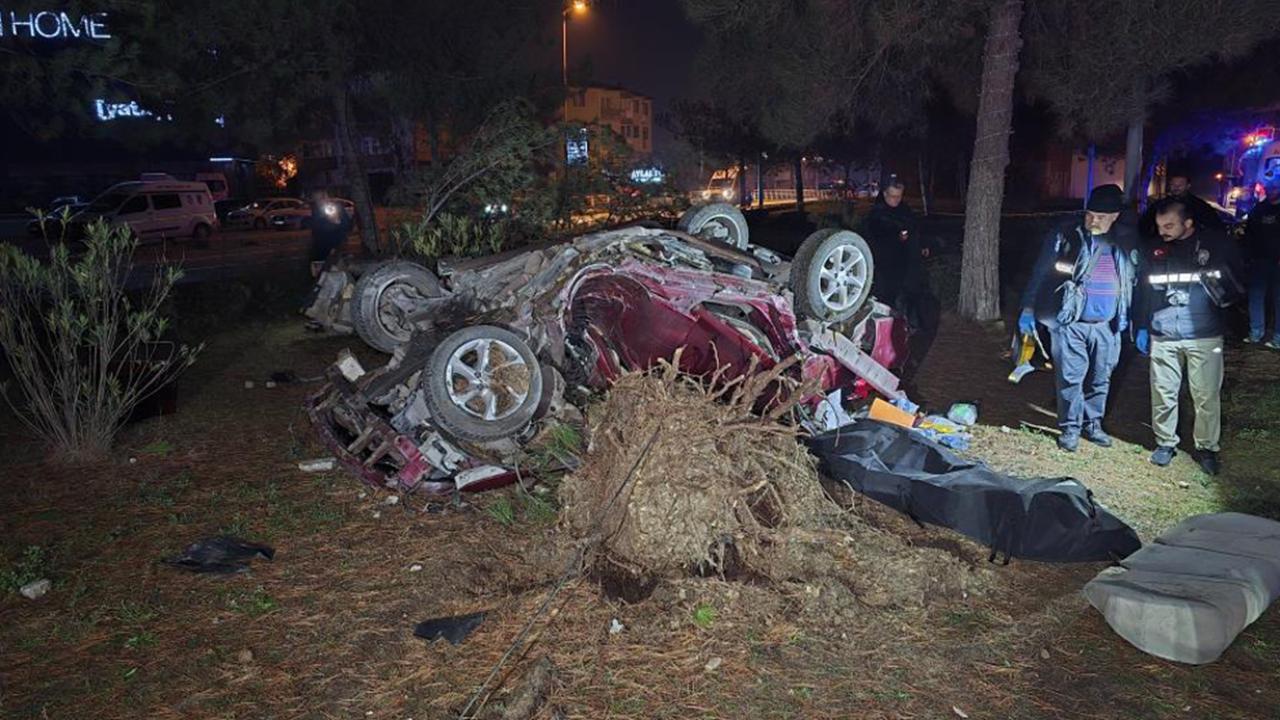 Otomobil, takla atarak çarptığı ağacı kökünden söktü: 1 ölü