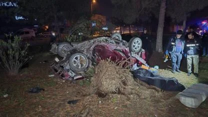 Otomobil, takla atarak çarptığı ağacı kökünden söktü: 1 ölü