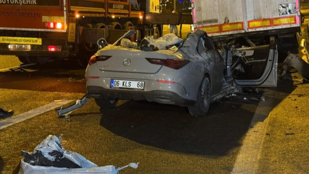 Otomobil tırın altına girdi: 2 ölü 1 ağır yaralı