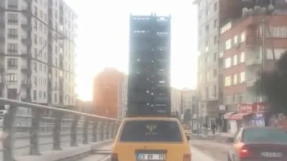 Otomobilin tavanında sebze kasaları taşıdı, trafiği tehlikeye attı