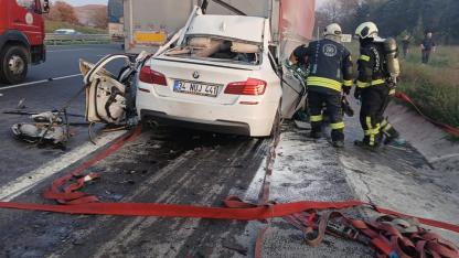 Otomobiliyle tırın altına giren 18 yaşındaki sürücü hayatını kaybetti