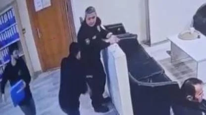 Polis merkezinde bir şahıs bekçiye saldırarak silahını almaya çalıştı