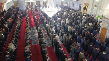 Regaip Kandili dualarla idrak edildi: Vatandaşlar camilere akın etti