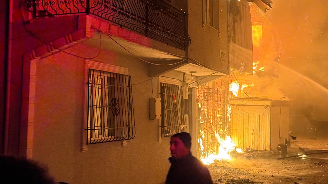 Şehit polisin babasının evi alevlere teslim oldu