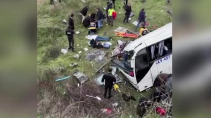 Servis minibüsü şarampole yuvarlandı: 2 ölü, 9 yaralı